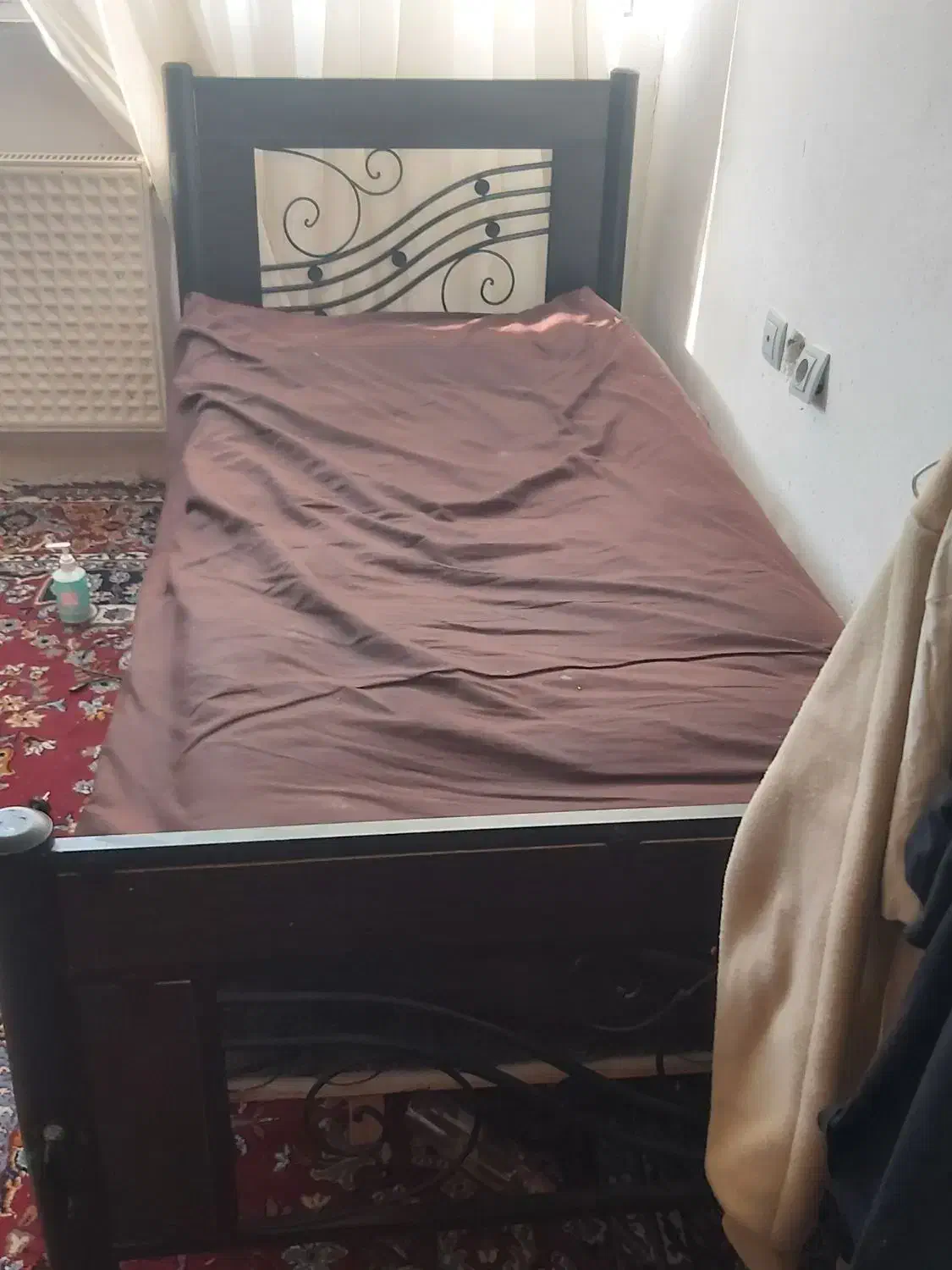 یک عدد تخت چوب فلز یک نفره شهر صدرا در حد نو|تخت و سرویس خواب|صدرا-فارس, فاز ۱|دیوار