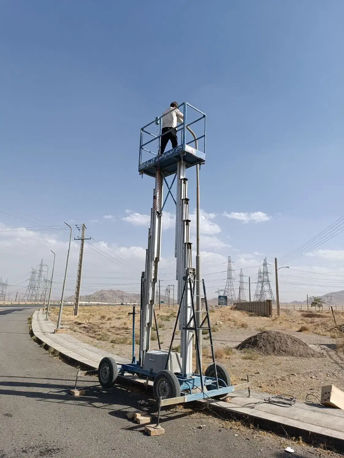 اجاره نردبان و بالابر نفربر برقی جایگزین داربست|خدمات پیشه و مهارت|اراک, |دیوار