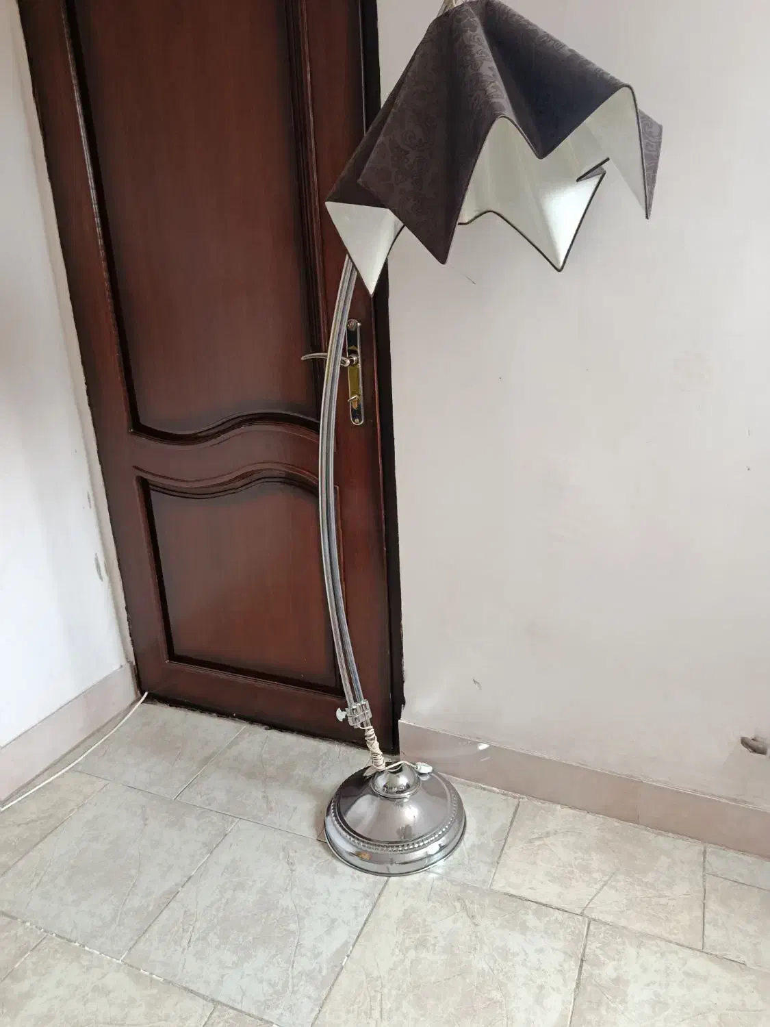 آباژور سالم و نو|چراغ خواب و آباژور|نیشابور, میدان حافظ|دیوار