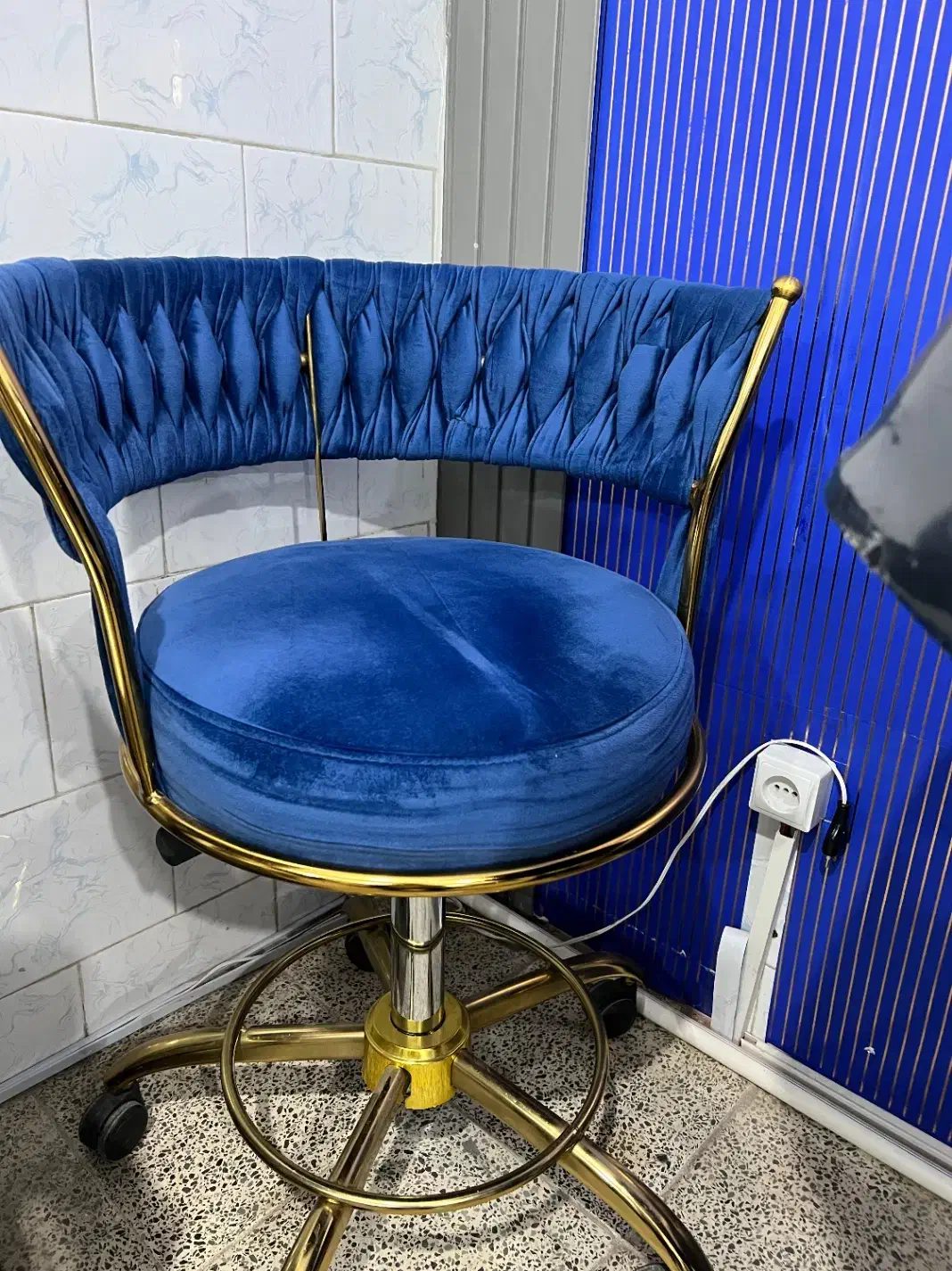 تعدادی لوازم اریشگاه زنانه میز ناخن ترولی تخت...|آرایشگاه و سالن‌های زیبایی|آستارا, |دیوار