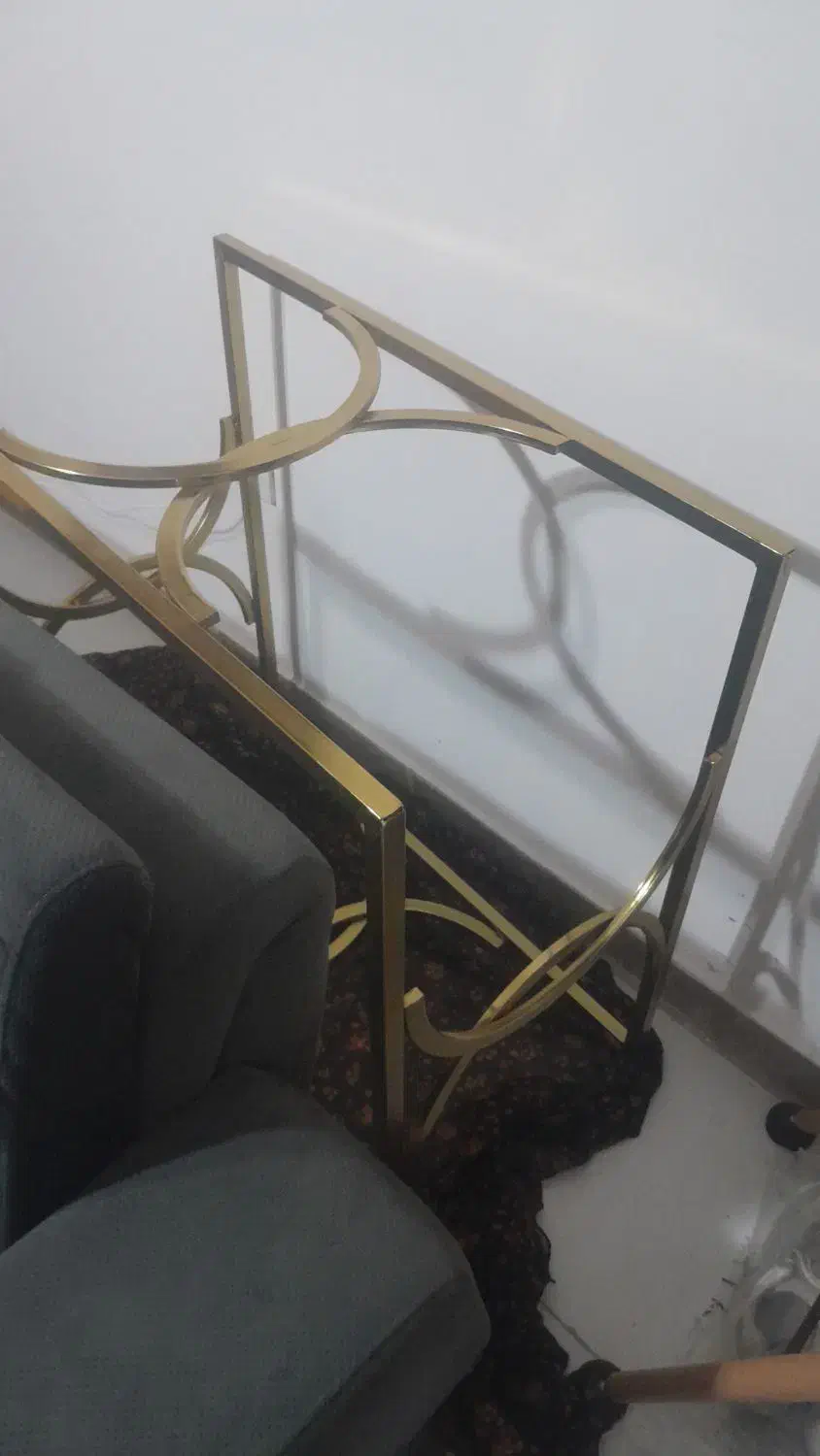 جلو مبلی با پایه های طلایی فورتینیک طلایی رنگ ثابت|مبلمان خانگی و میز عسلی|فردیس, قریشی|دیوار