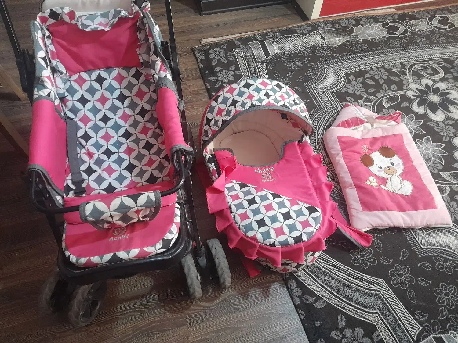 کالسکه و ساک حمل و قنداق فرنگی|کالسکه و لوازم جانبی|شیراز, زرهی|دیوار