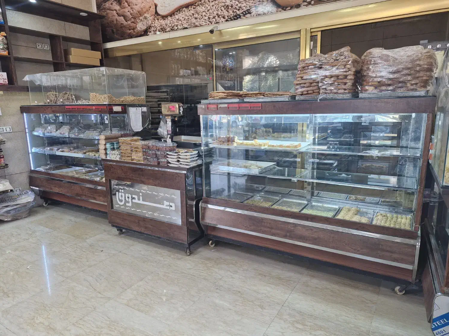 ویترین خشک مغازه قنادی و نان فانتزی|فروشگاه و مغازه|باقرشهر, |دیوار