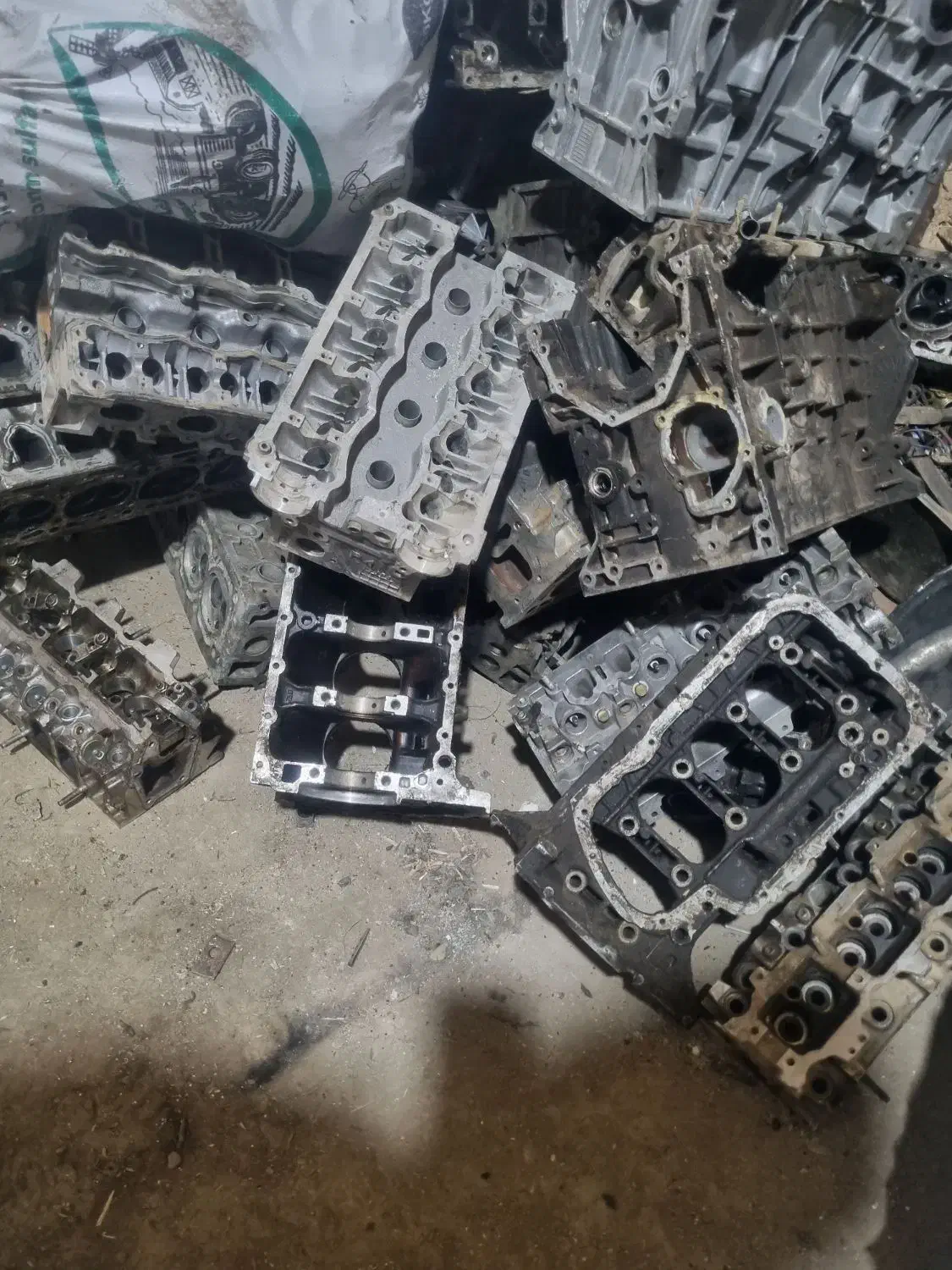 ضایعات . پیستون . سرسیلندر .  خودرو|قطعات یدکی و لوازم جانبی|کرمان, |دیوار