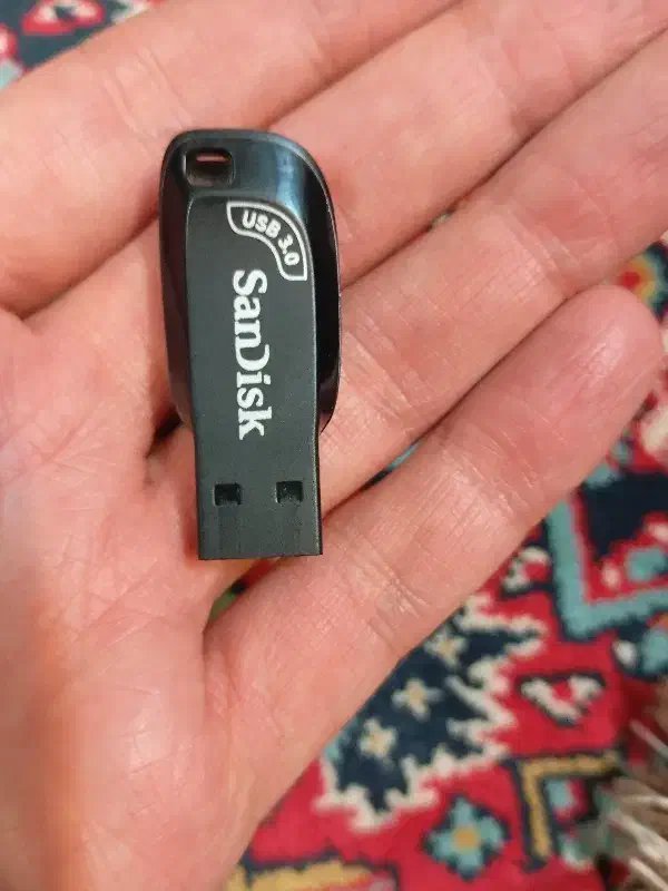 فلش 16گیگ به فروش میرسد|قطعات و لوازم جانبی رایانه|اصفهان, مسجد مصلی|دیوار