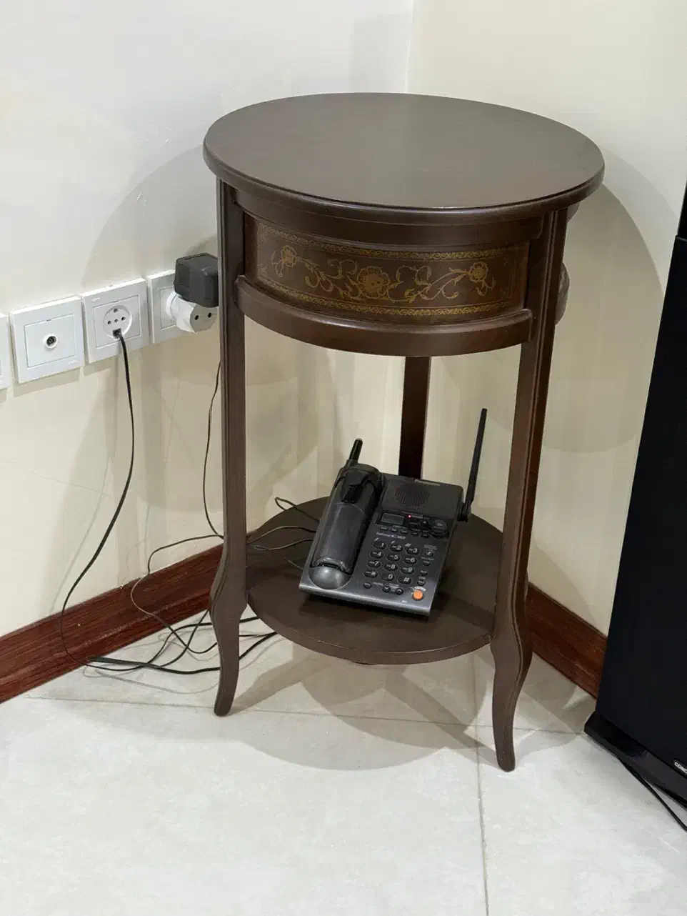 میز|میز تلفن|تهران, زاهد گیلانی|دیوار