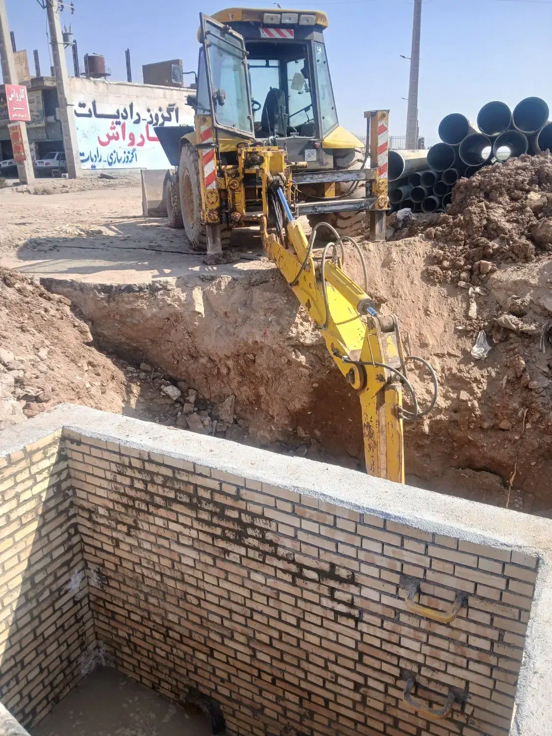 خاکبرداری و تخریب با انواع بیل|خدمات حمل و نقل|خرم‌آباد, |دیوار