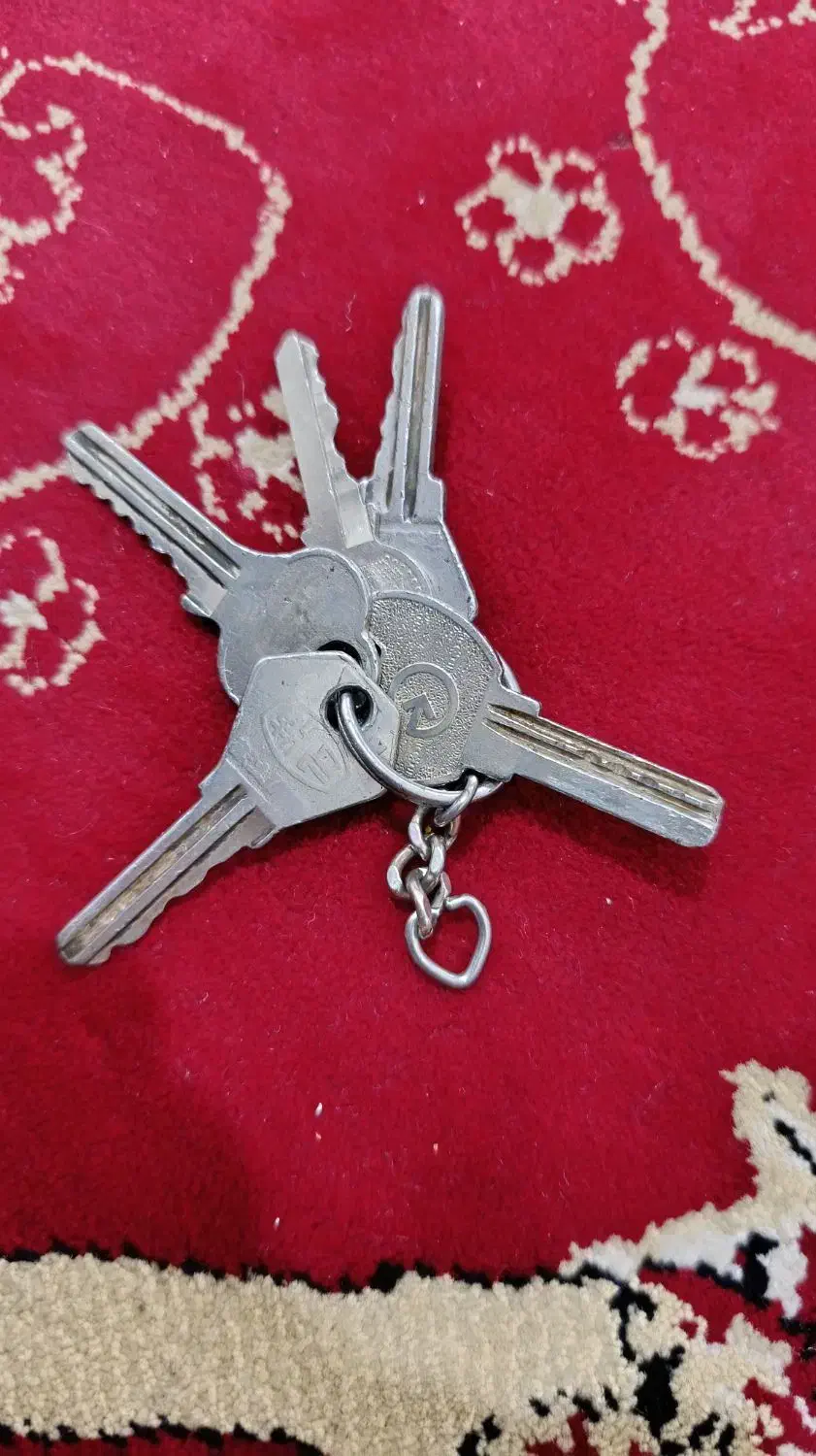 دسته کلید پیدا شده|اشیا|مریوان, |دیوار