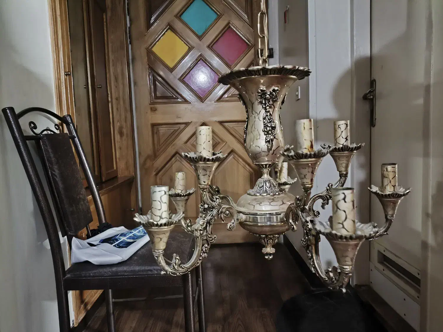 لوستر برنزی|لوستر و چراغ آویز|اصفهان, خواجه عمید|دیوار