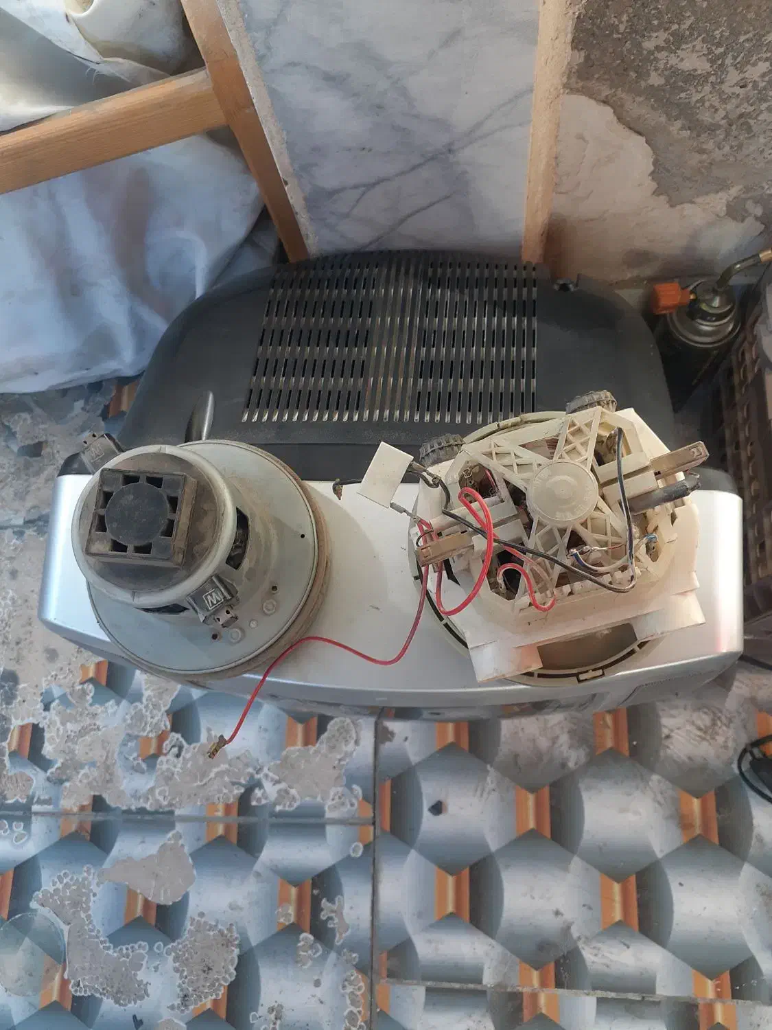 تلویزیون ۱۴اینچ و دوعدد موتور جاروبرقی.|سایر لوازم برقی|شیروان (خراسان), |دیوار