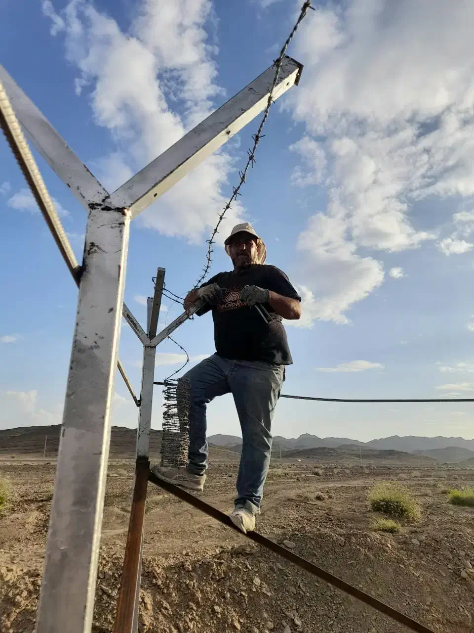 نصب توری و سیم خاردار|خدمات پیشه و مهارت|ری, بازار آهن|دیوار