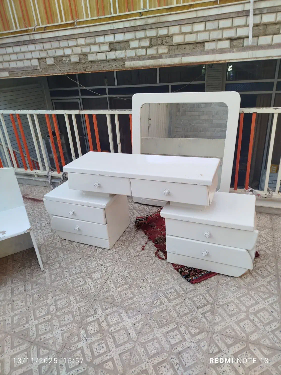 میز و آینه چوبی سفید|بوفه، ویترین، کنسول|خمینیشهر, |دیوار