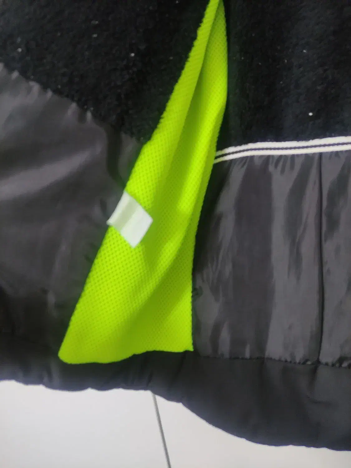 کاپشن|کفش و لباس بچه|مهاجران, |دیوار