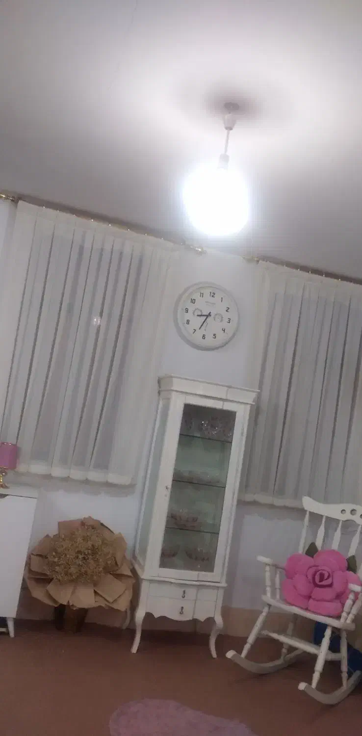 یک جفت پرده.|پرده، رانر، رومیزی|قنوات, |دیوار