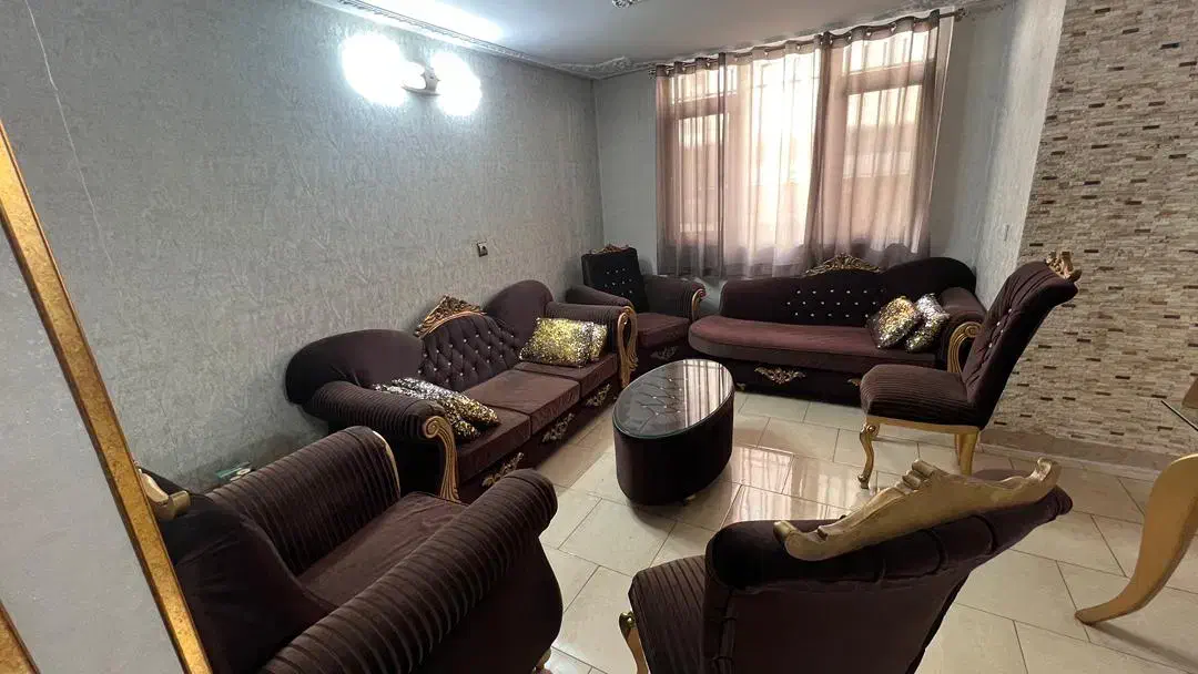 مبل همراه میز جلو مبلی + میز ناهارخوری (دولت آباد)|مبلمان خانگی و میز عسلی|ری, دولت‌آباد|دیوار