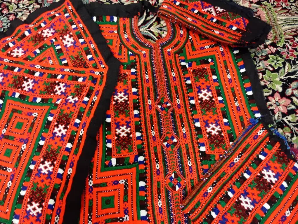 بدن آستین پرکار|لباس|سراوان, |دیوار