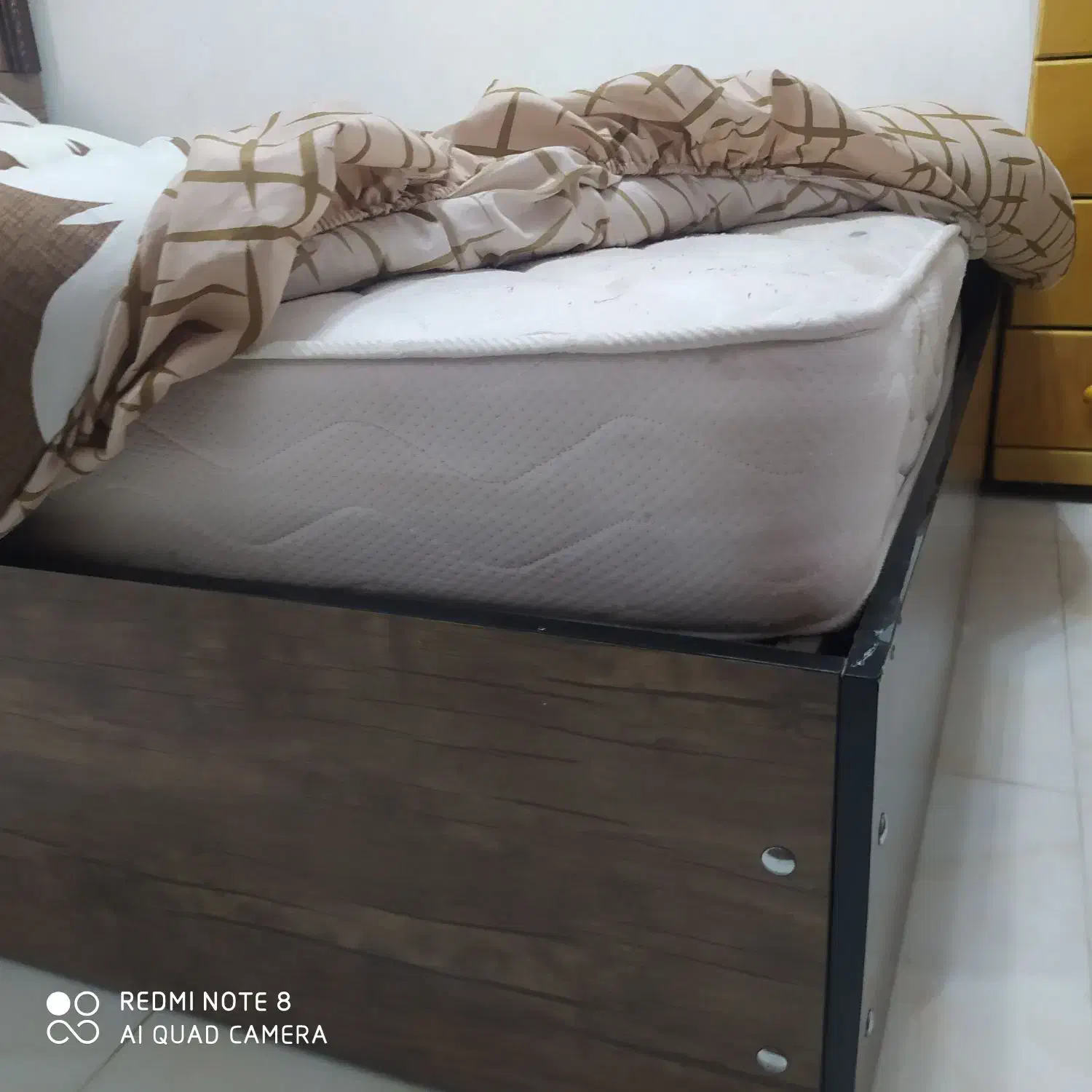 تخت و تشک دو نفره سالم در حد نو|تخت و سرویس خواب|صومعه‌سرا, |دیوار