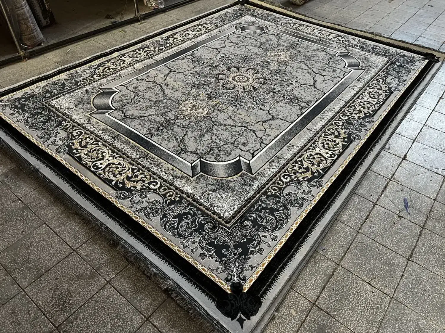 انبارفرش متین|فرش|اراک, |دیوار