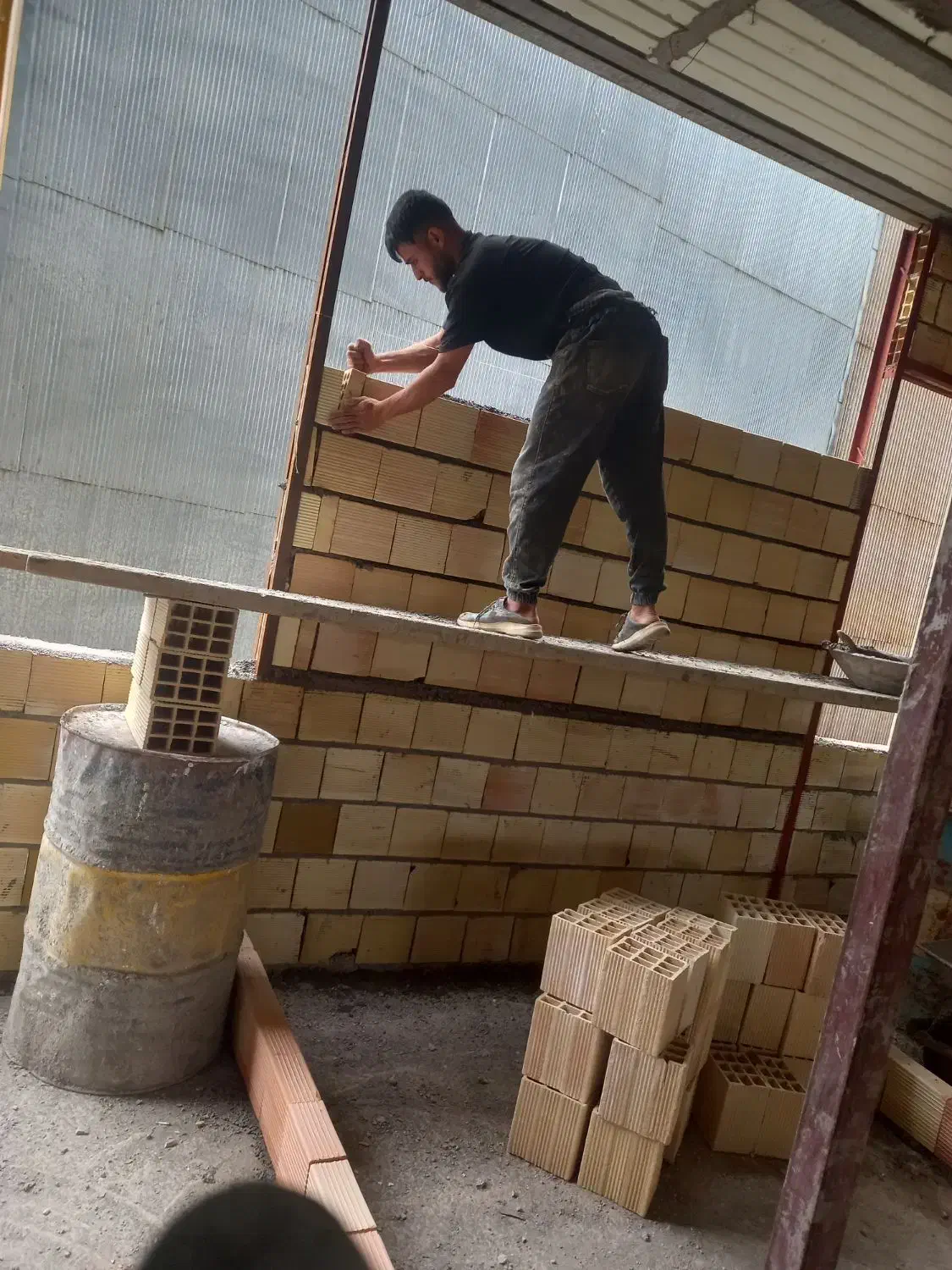 تخریب و اثاث کشی بنایی و پی کنی بتن ریزی واثباب|خدمات پیشه و مهارت|رشت, رشتیان|دیوار