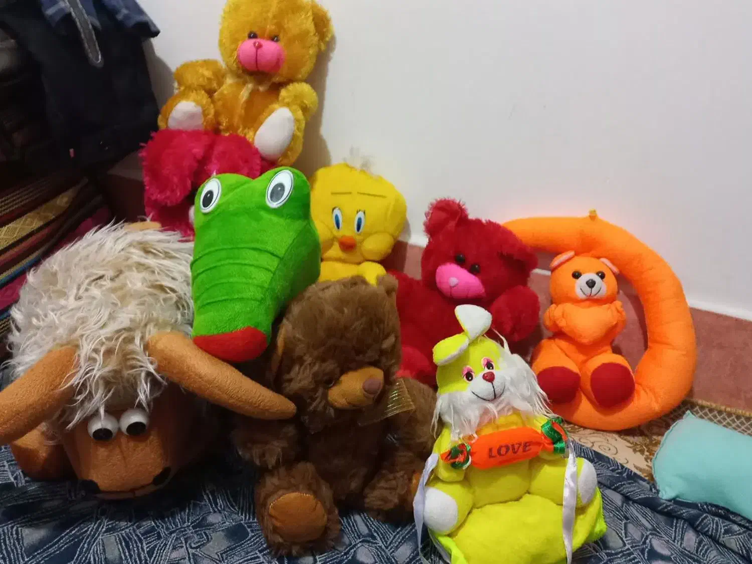 عروسک|اسباب‌بازی بچه|قم, باغ شریفی|دیوار