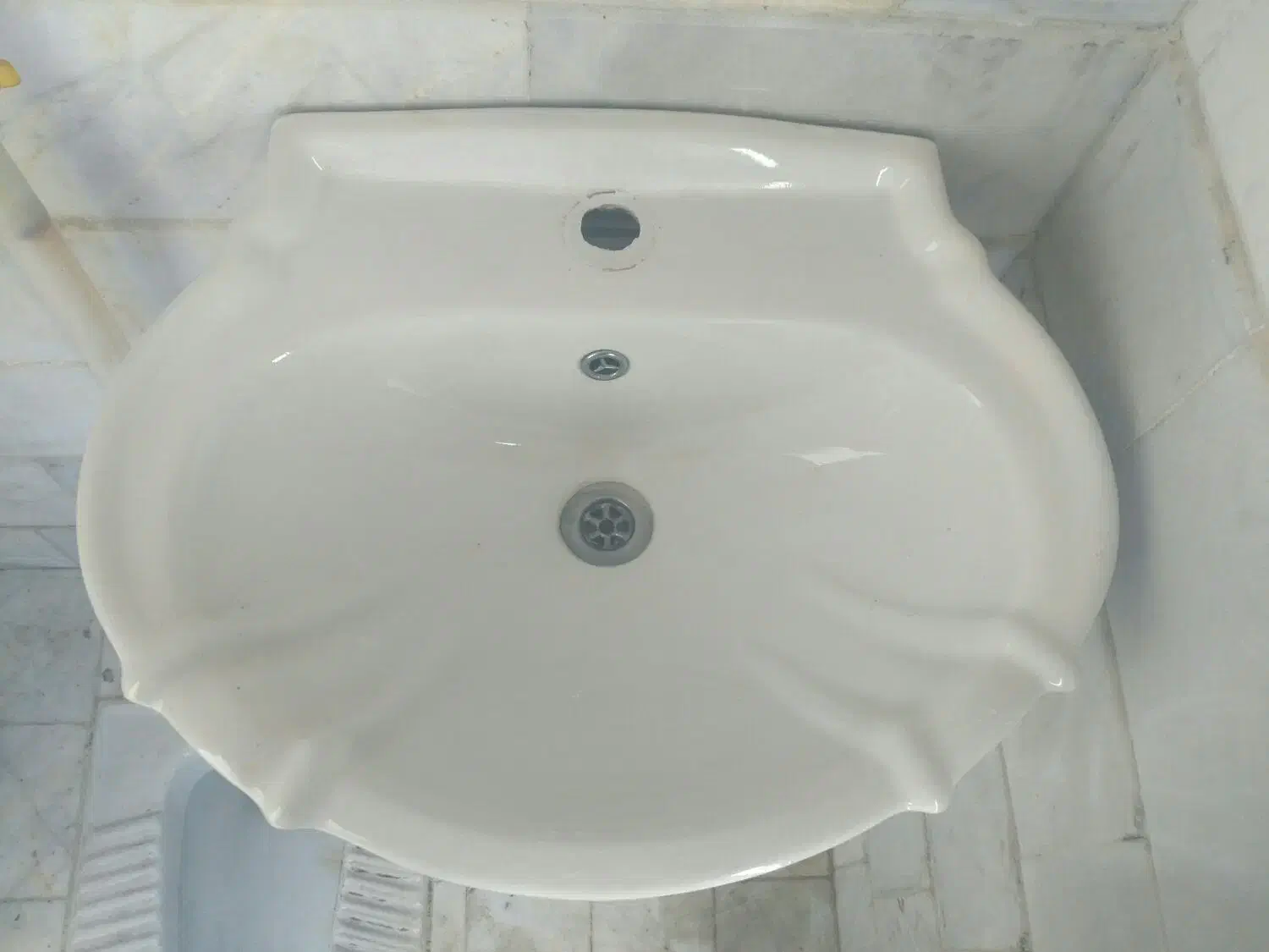 روشویی سرامیکی در حد نو|لوازم سرویس بهداشتی|سمنان, |دیوار