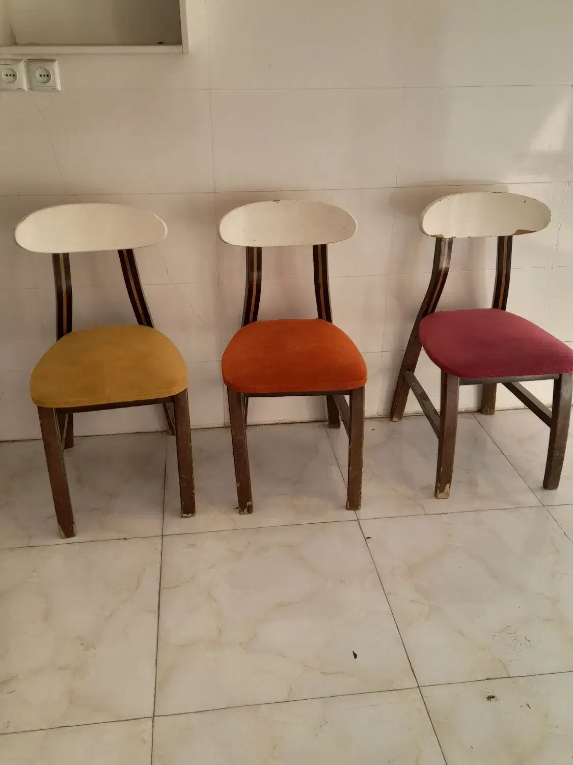 سه عدد صندلی|صندلی و نیمکت|مسجد سلیمان, |دیوار