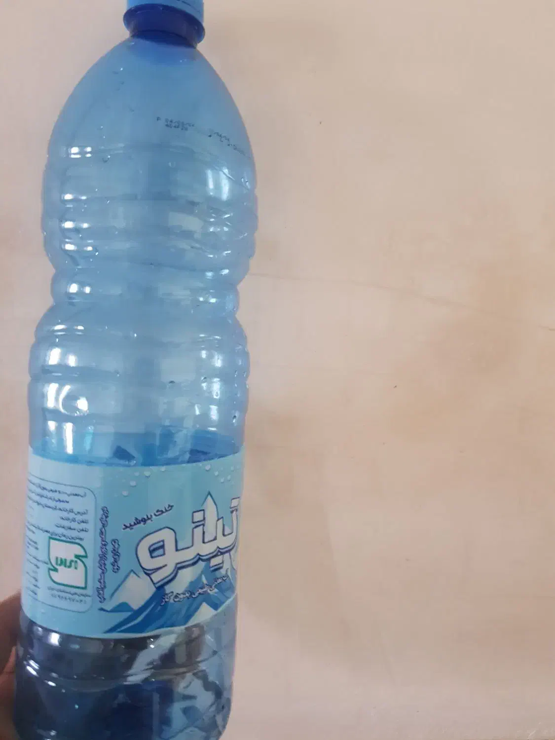بطری خالی|ظروف نگهدارنده، پلاستیکی، یک‌بارمصرف|قروه, |دیوار