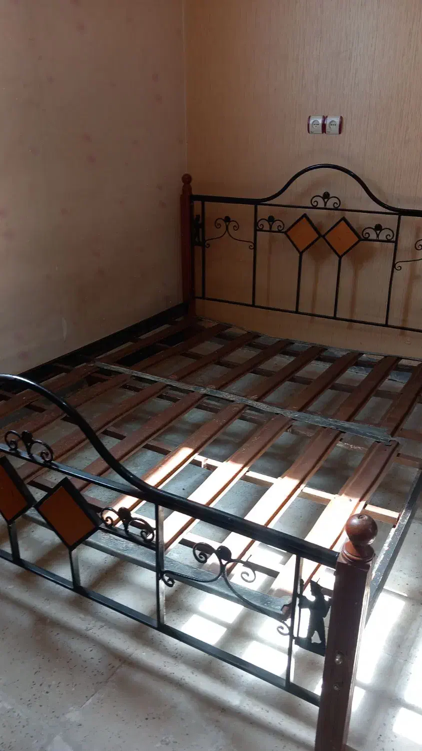 تخت دو نفره با میز آرایش و میز کوچک کنار تخت|تخت و سرویس خواب|دزفول, |دیوار