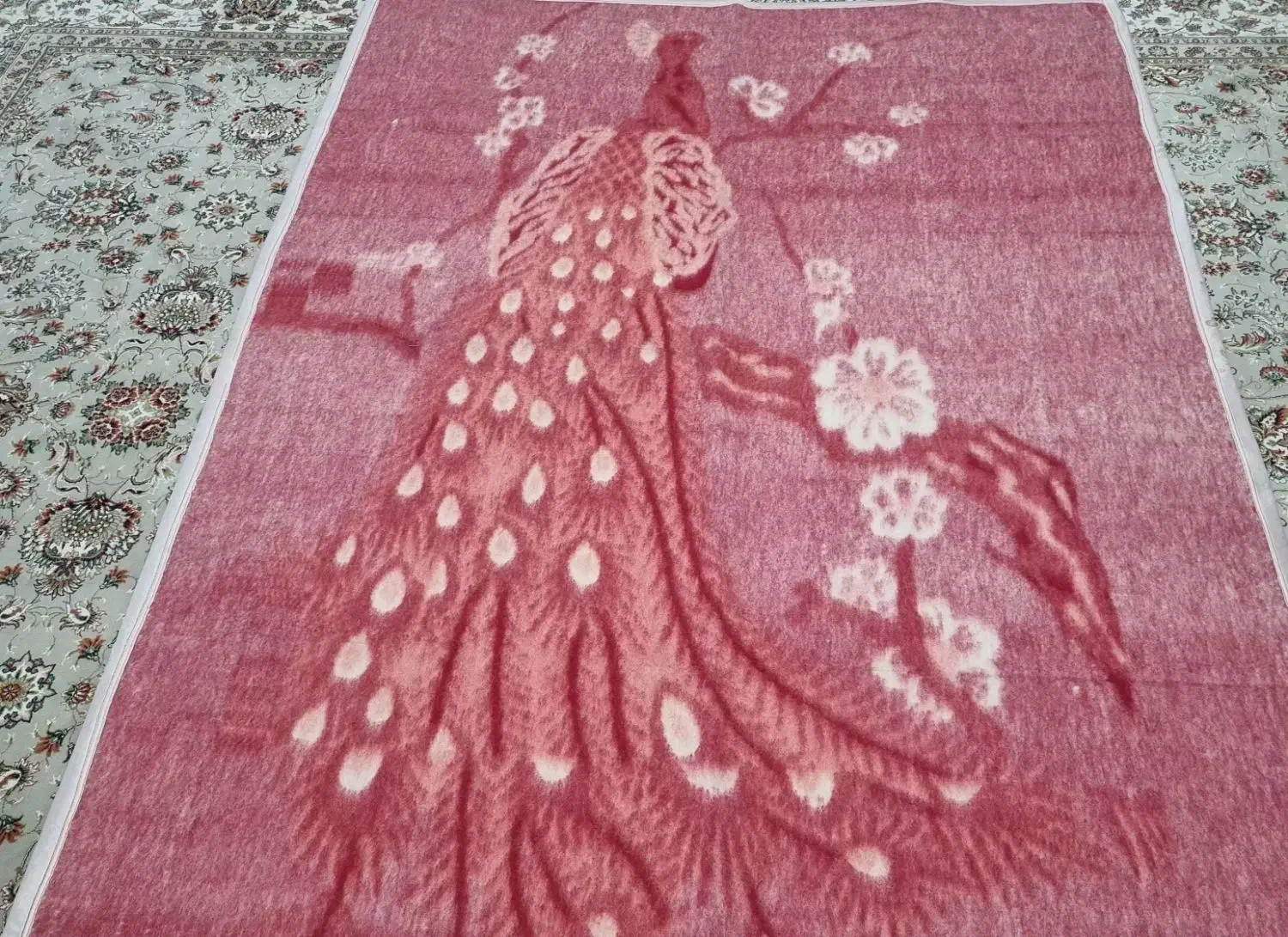 پتو نمدی|رختخواب، بالش، پتو|لنجان, |دیوار