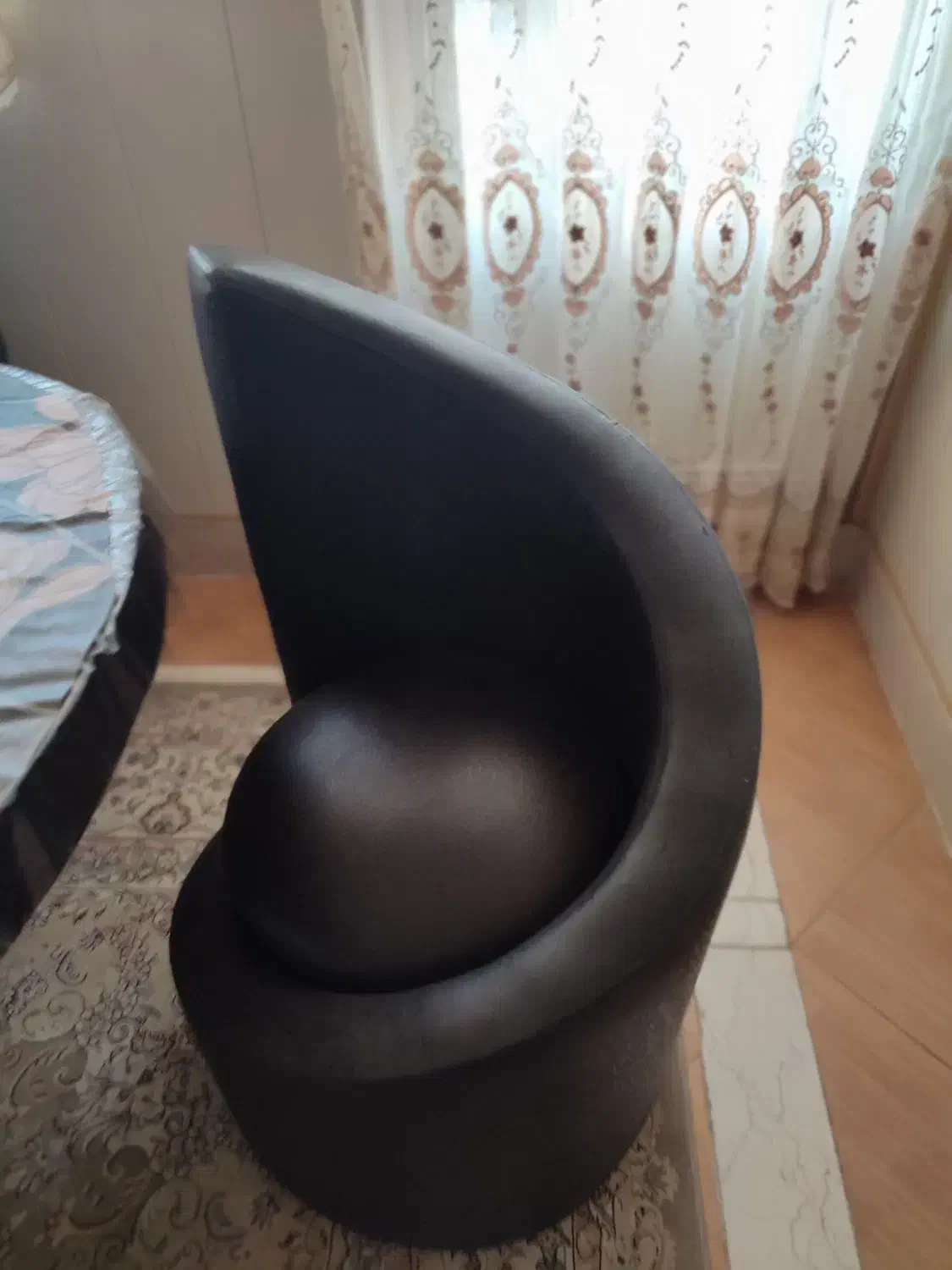 مبل راحتی چرم باضافه میز ناهارخوری ۸ نفره|مبلمان خانگی و میز عسلی|بروجرد, |دیوار