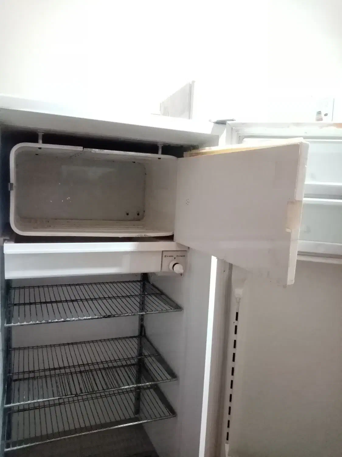 دو عدد یخچال|یخچال و فریزر|بافت, |دیوار