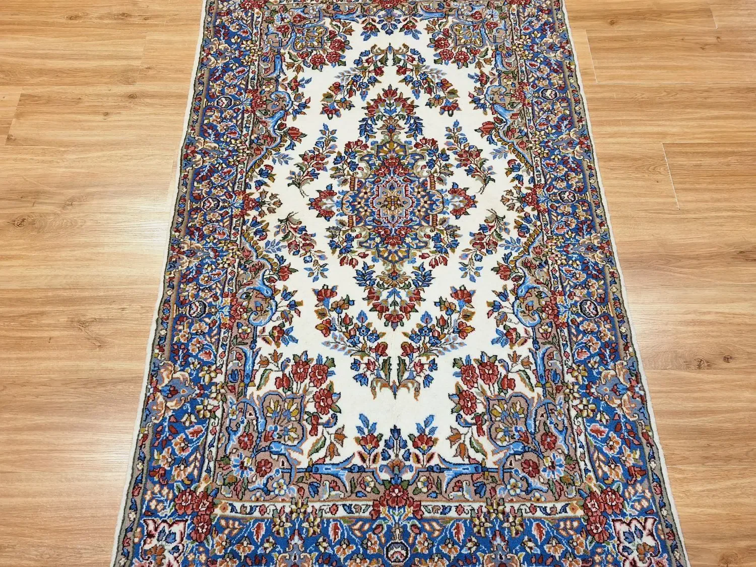 ذرع و نیم دستباف کرم رنگ آکبند|فرش|تهران, اکباتان|دیوار