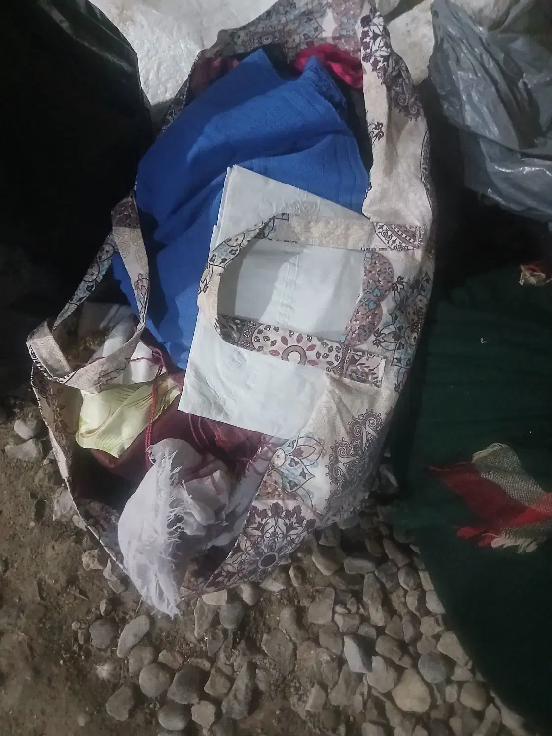 یک بقچه لباس گمشده|اشیا|آق قلا, |دیوار