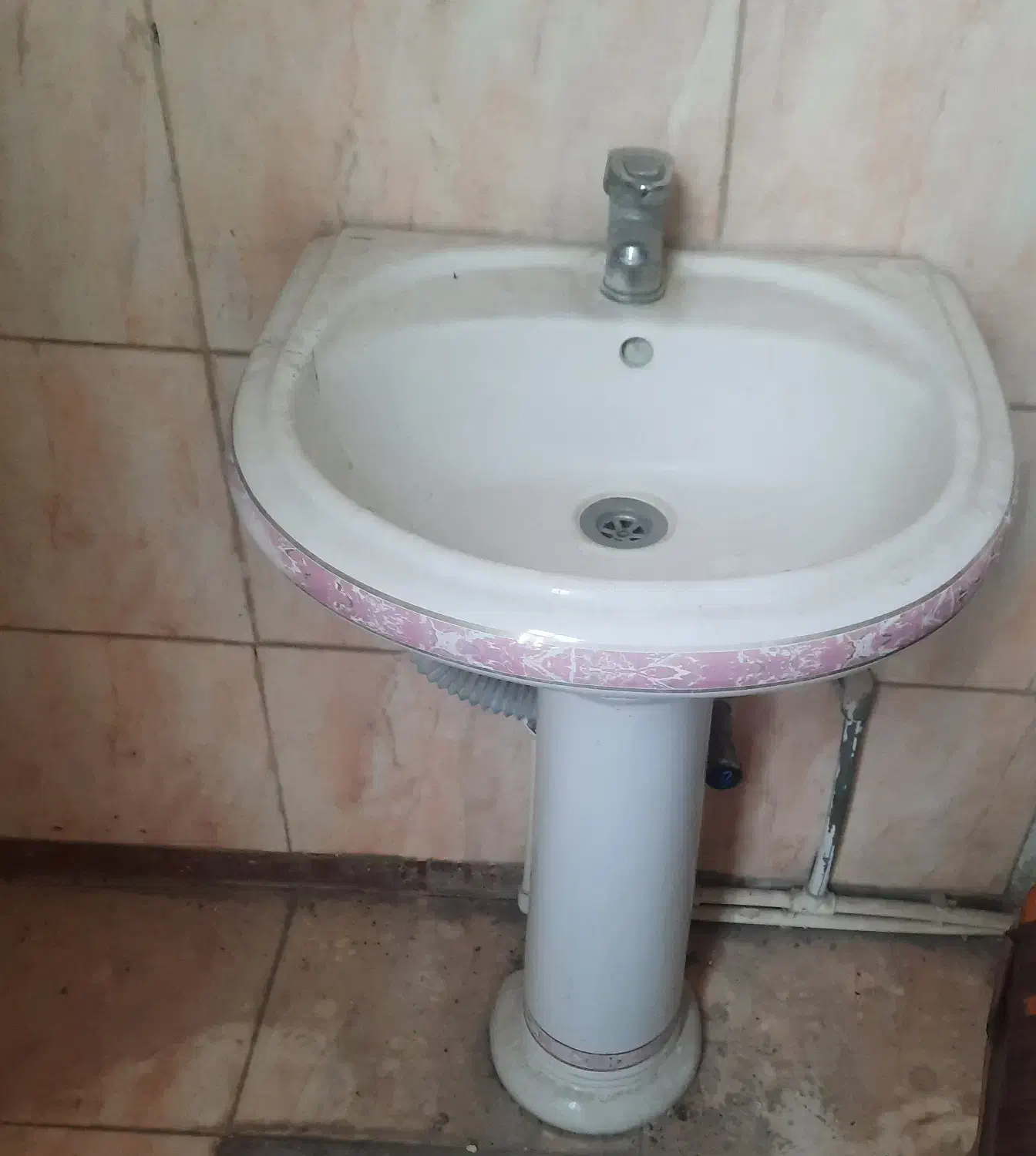 روشویی و شیر آب گرم و سرد با کلیه اتصالات|لوازم سرویس بهداشتی|اردبیل, |دیوار