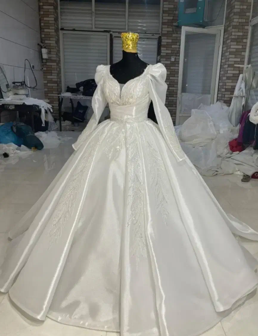 لباس عروس با تاج و شنل و گل رایگان|لباس|یزد, |دیوار