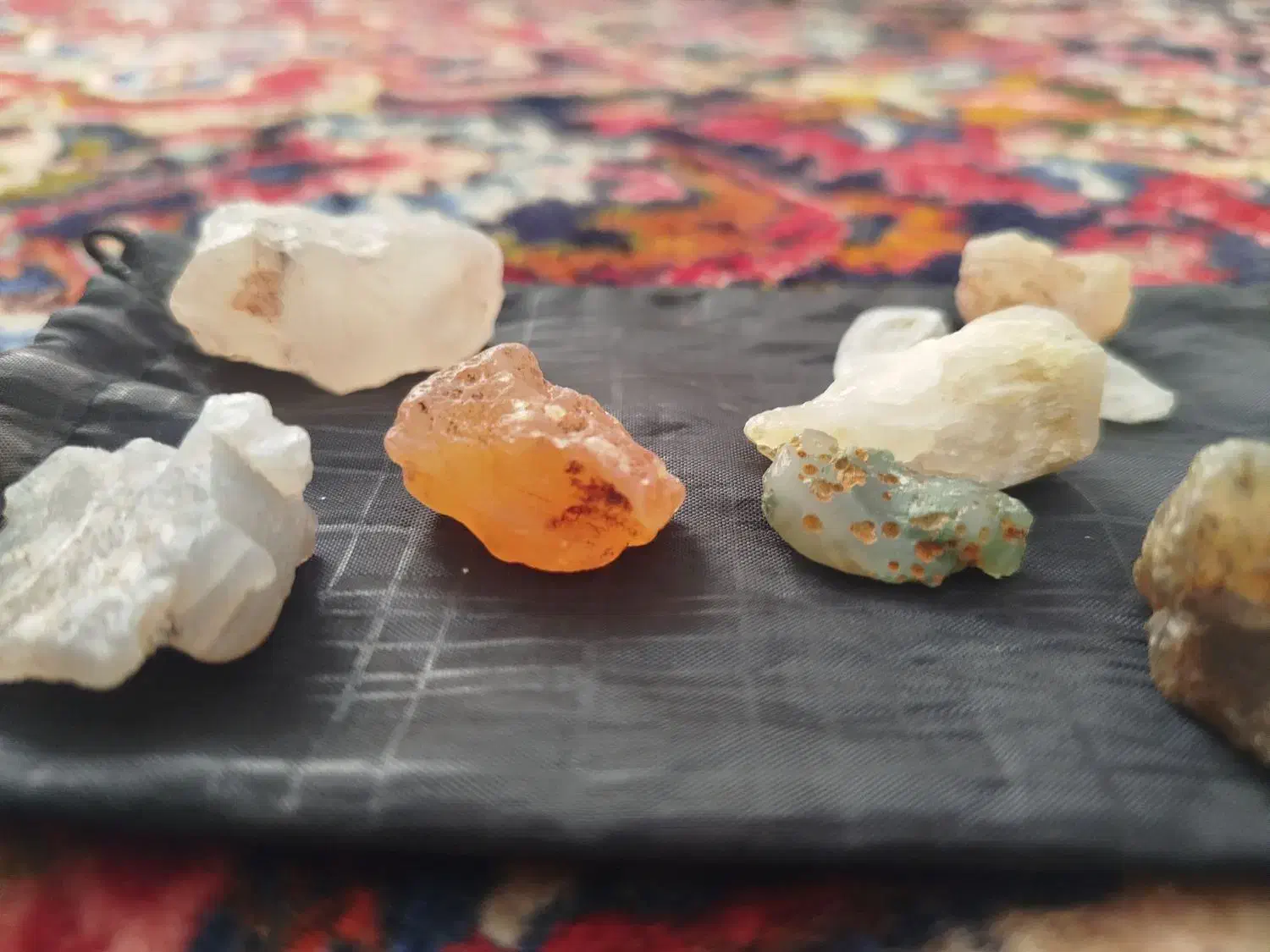 چند عدد سنگ عقیق|کلکسیون اشیاء عتیقه|کوراییم, |دیوار