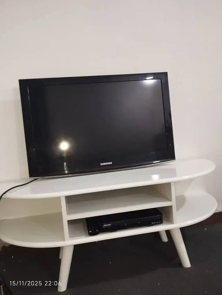 تلویزیون سامسونگ و میز تلویزیون|تلویزیون و پروژکتور|امیدیه, |دیوار