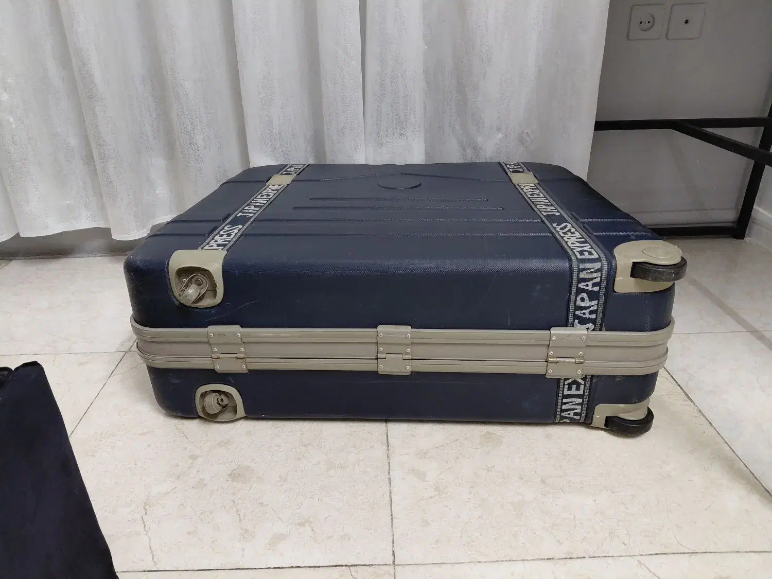 چمدان خارجی|کیف، کفش، کمربند|مشهد, راهنمایی|دیوار