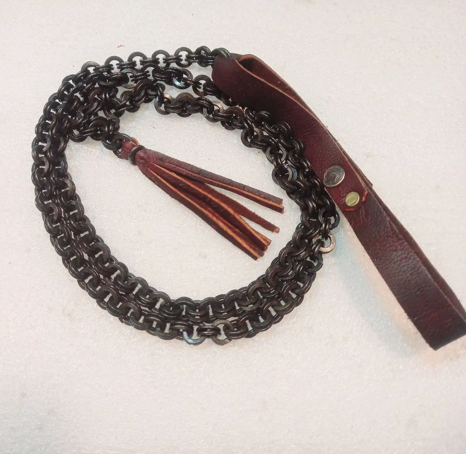 زنجیر با دسته چرمی.|کلکسیون اشیاء عتیقه|شیراز, بازار|دیوار