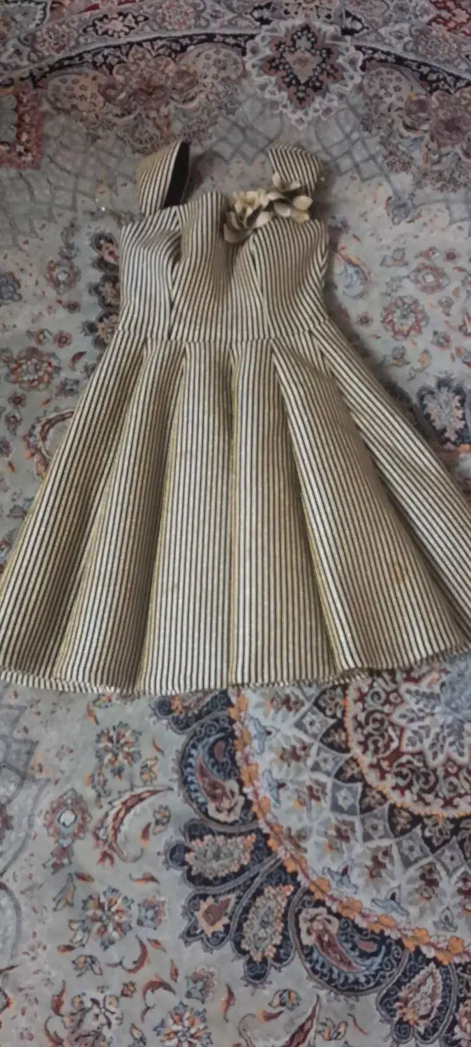 پیراهن مجلسی|لباس|رباط‌کریم, رباط‌کریم|دیوار