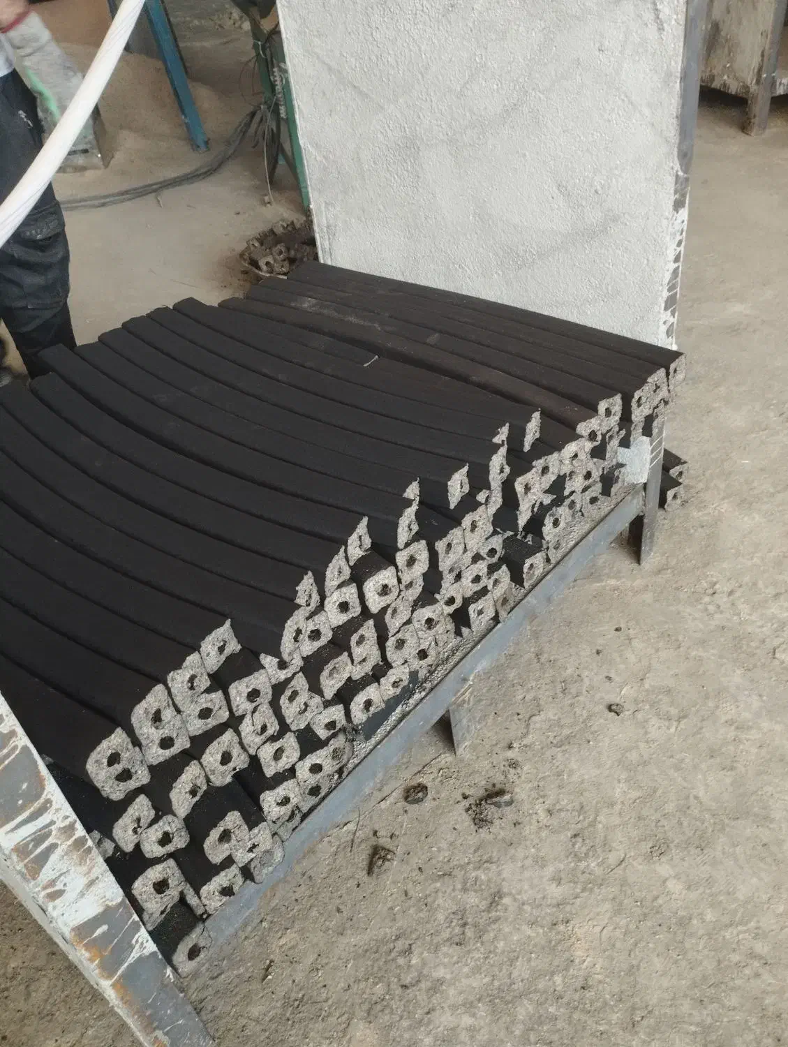 کارگاه ذغال فشرده|ماشین‌آلات صنعتی|آشخانه, |دیوار