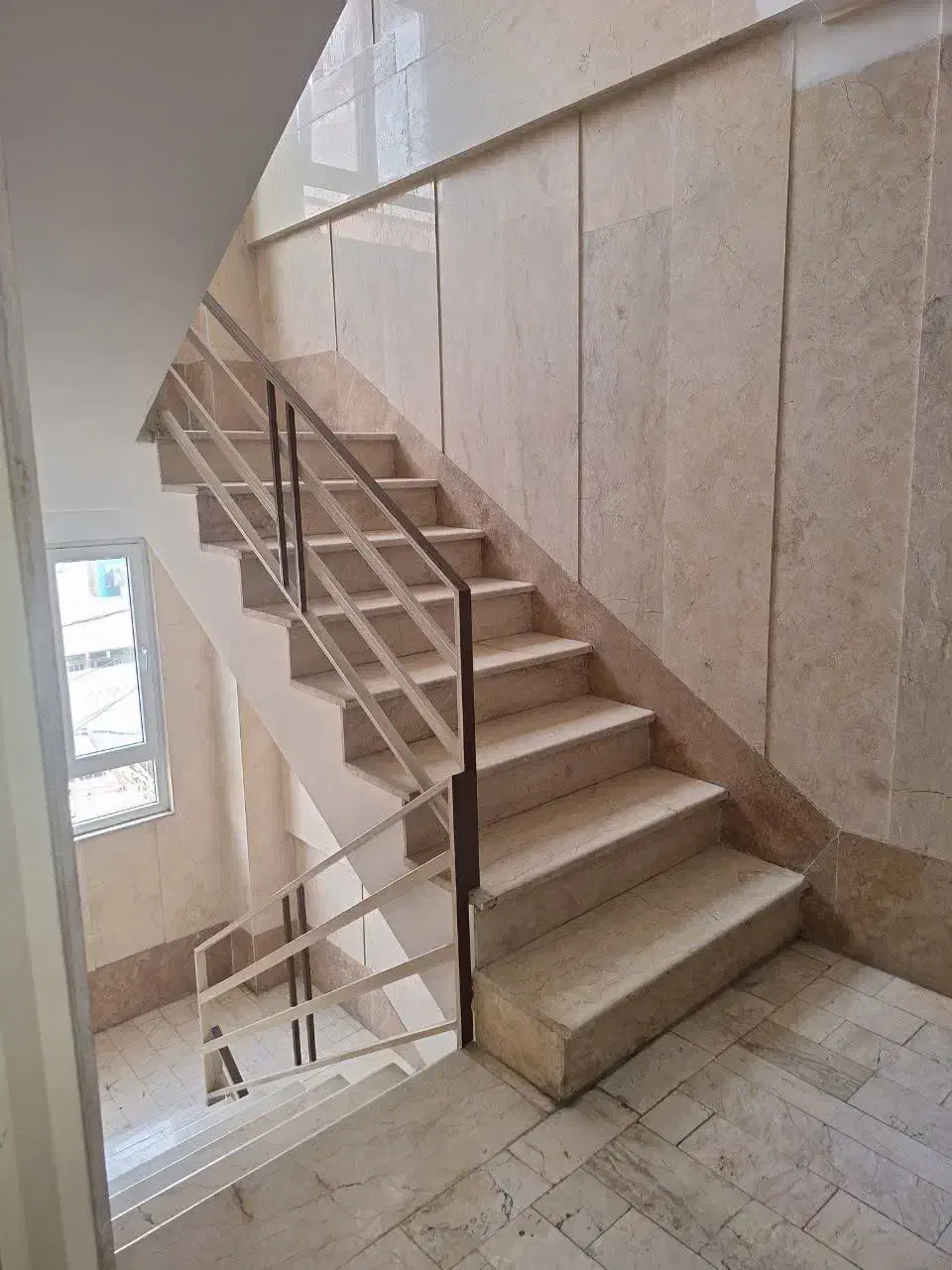 ۱۱۴مترتهرانسرشهرک آزادی تک واحدتخلیه(مالک )