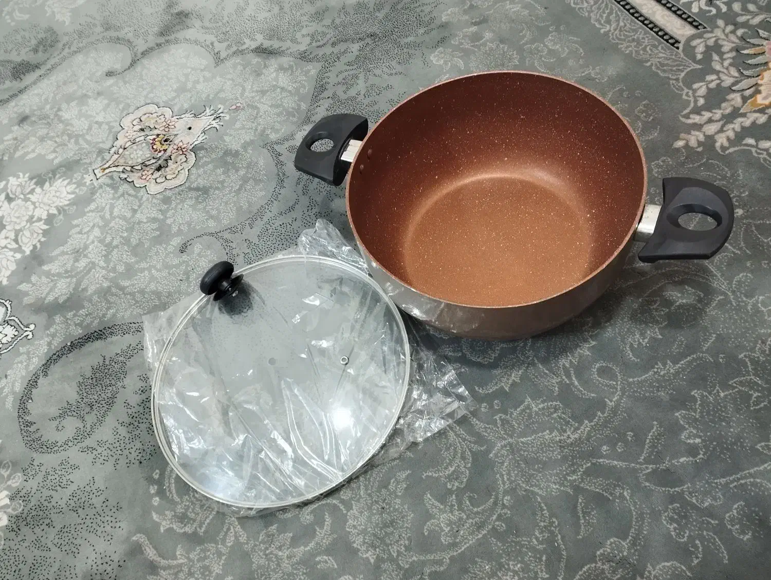 یک عددقابلمه تفلون سنگین|ظروف پخت‌وپز|اهواز, کمپلو شمالی|دیوار