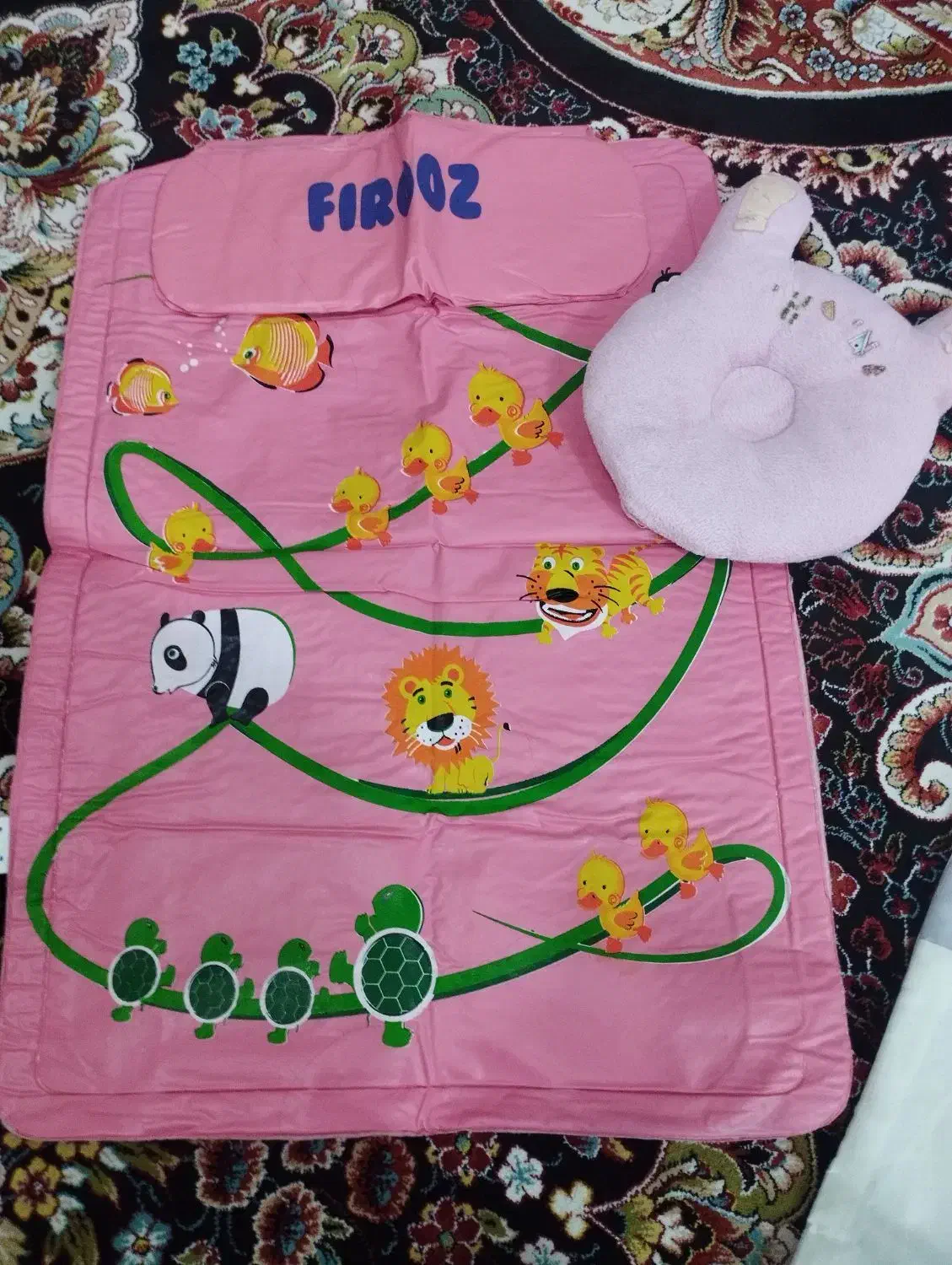 یک سه تیکه با هم و یک زیرانداز پوشاکو با یک بالشت|تخت و صندلی بچه|زاهدان, |دیوار