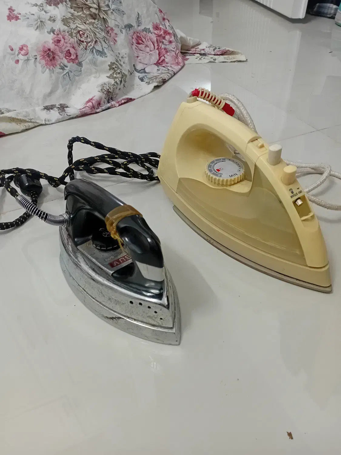 اتو قدیمی.اتو|اتو و لوازم اتو|مشهد, چهارچشمه|دیوار