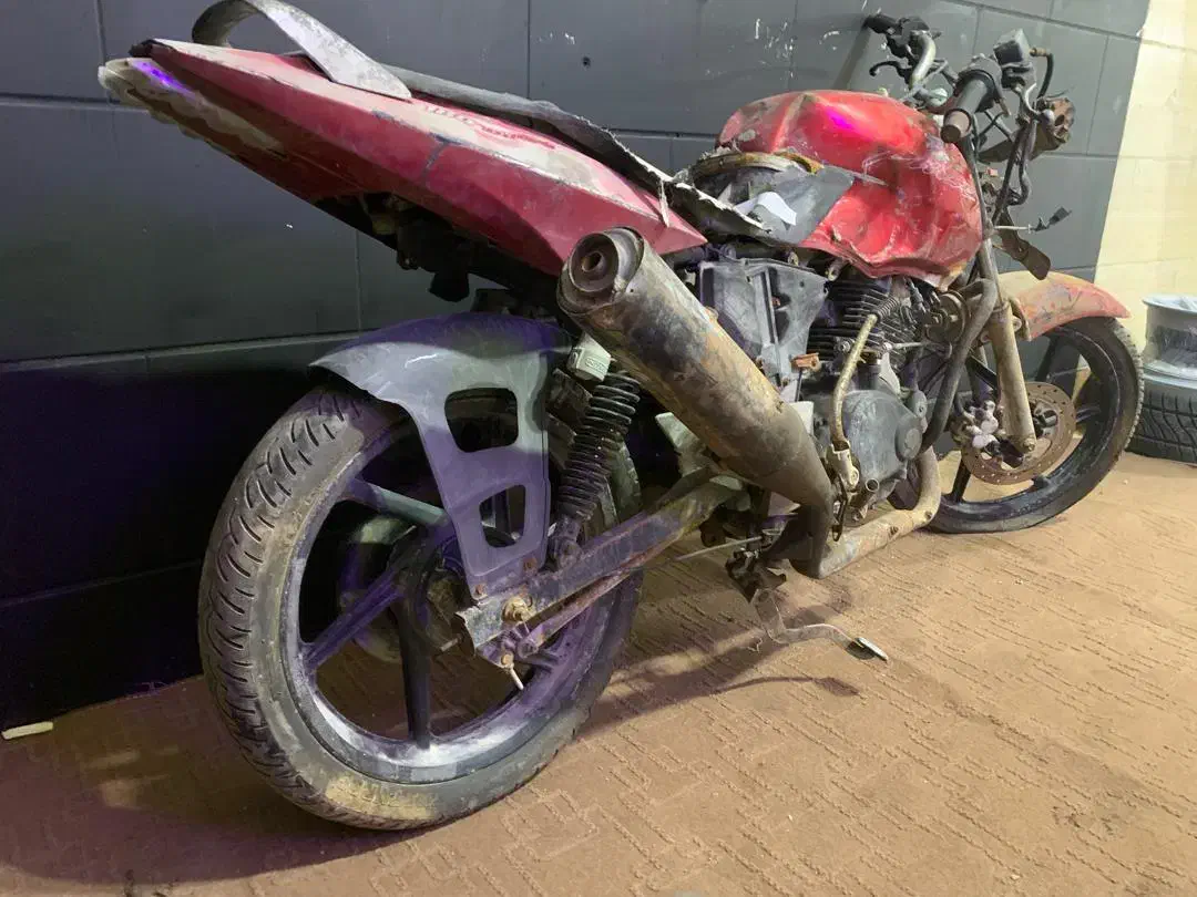 پالس باجاج یوجی فور ۱۳۸۹ مزایده ده سال پارکیک بود|موتورسیکلت|ملایر, |دیوار