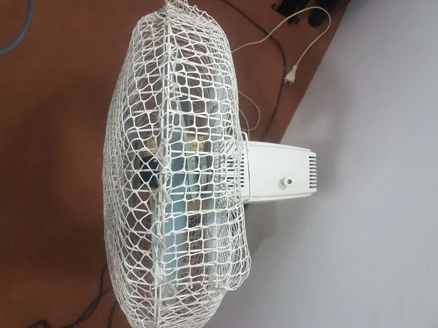 پنکه قدیمی بادور سه حالته و پره های فلزی.|پنکه و تصفیهکنندهٔ هوا|تبریز, |دیوار