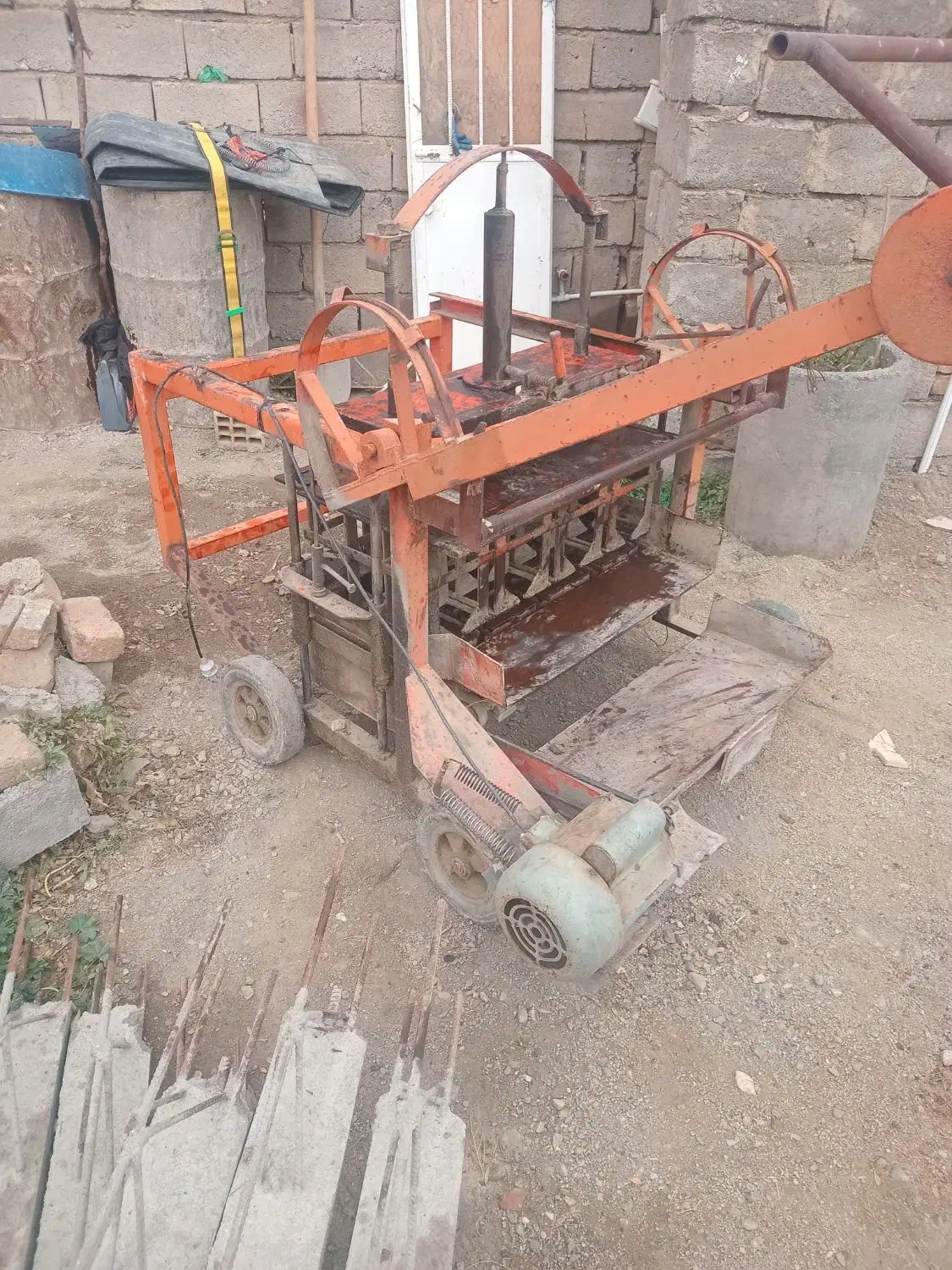 دستگاه بلوک زنی ۴قالب نیمه اتومات دینام صفر|ماشین‌آلات صنعتی|ملایر, |دیوار