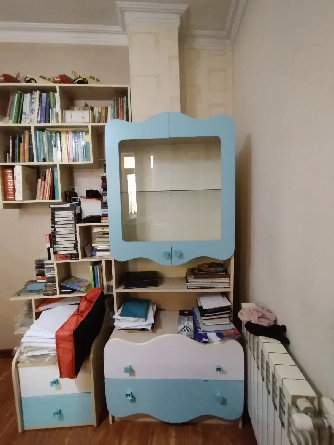 کمد رنگ آبی سفید با یک عدد میز کشویی و کمد کوچک|جاکفشی، کمد، دراور|آستارا, |دیوار