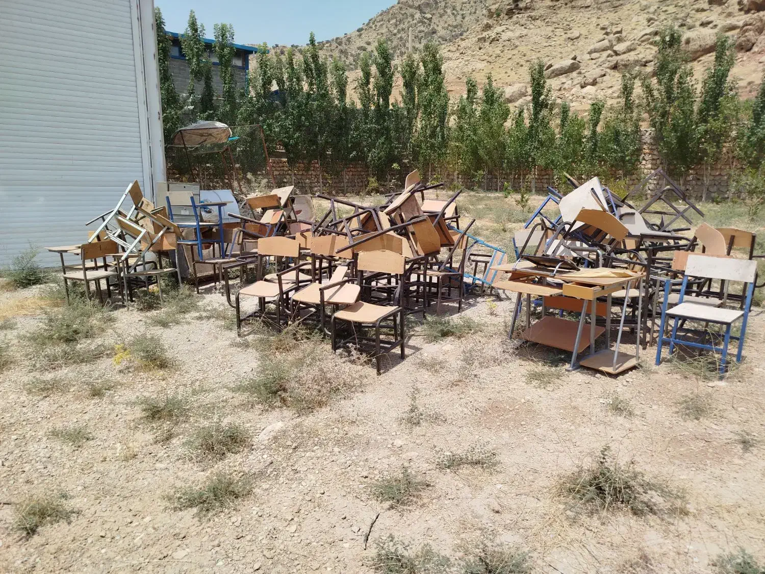 صندلی چوبی مدرسه ای دسته دار|صندلی و نیمکت|شباب, |دیوار